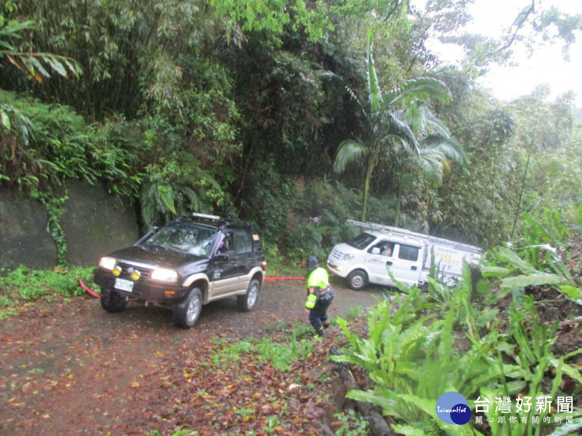 雨天上山送貨受困泥濘，山地義警駕駛四輪傳動車即刻救援<br />
<br />
