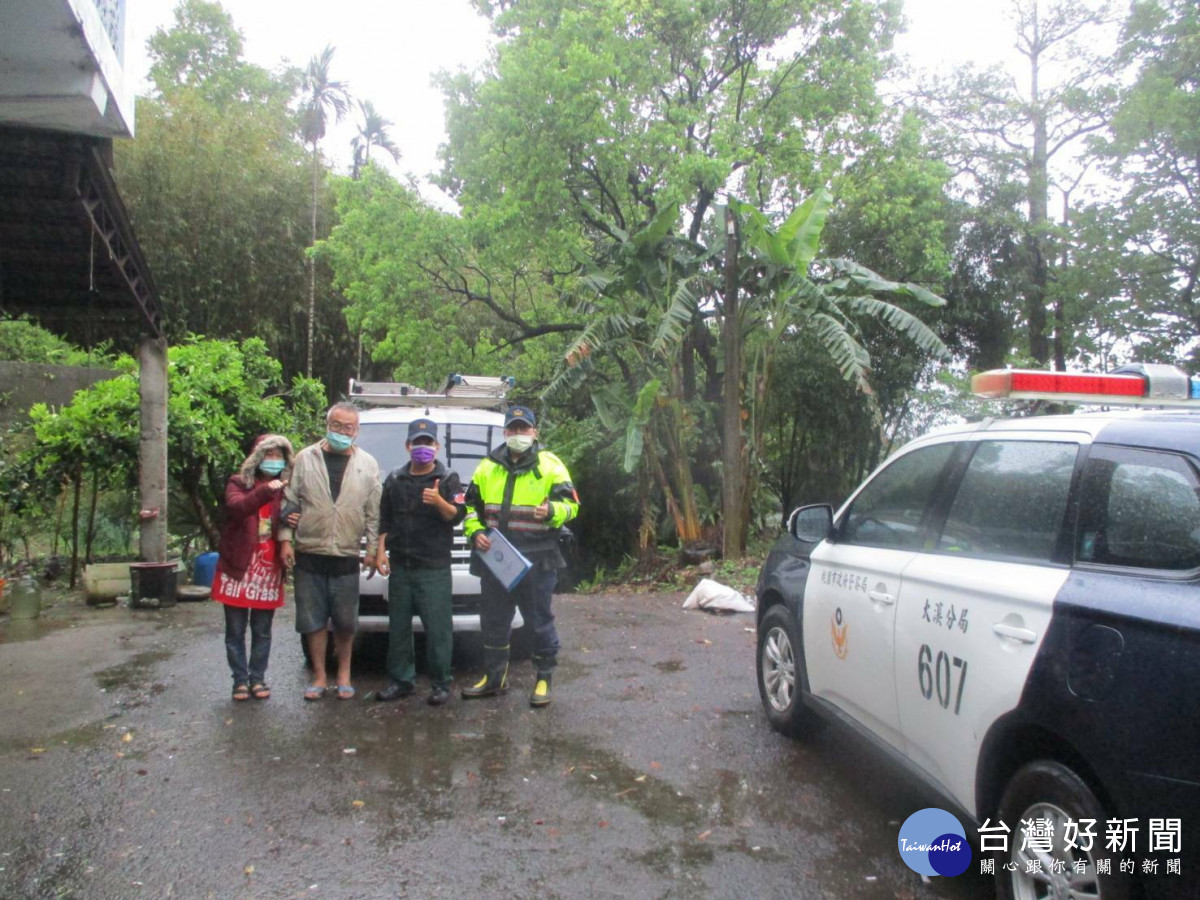 雨天上山送貨受困泥濘，山地義警駕駛四輪傳動車即刻救援<br />
<br />
