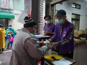 人安南投平安站與縣府合作協助寒士清明返鄉，平時更予幫助。（人安南投站提供）