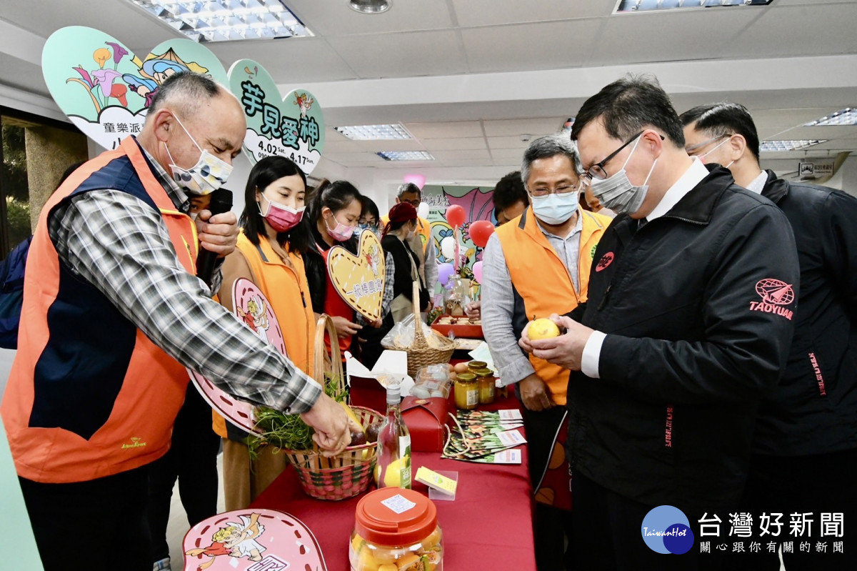 桃園市長鄭文燦於記者會中參觀各家農場所精心準備的農事產品。