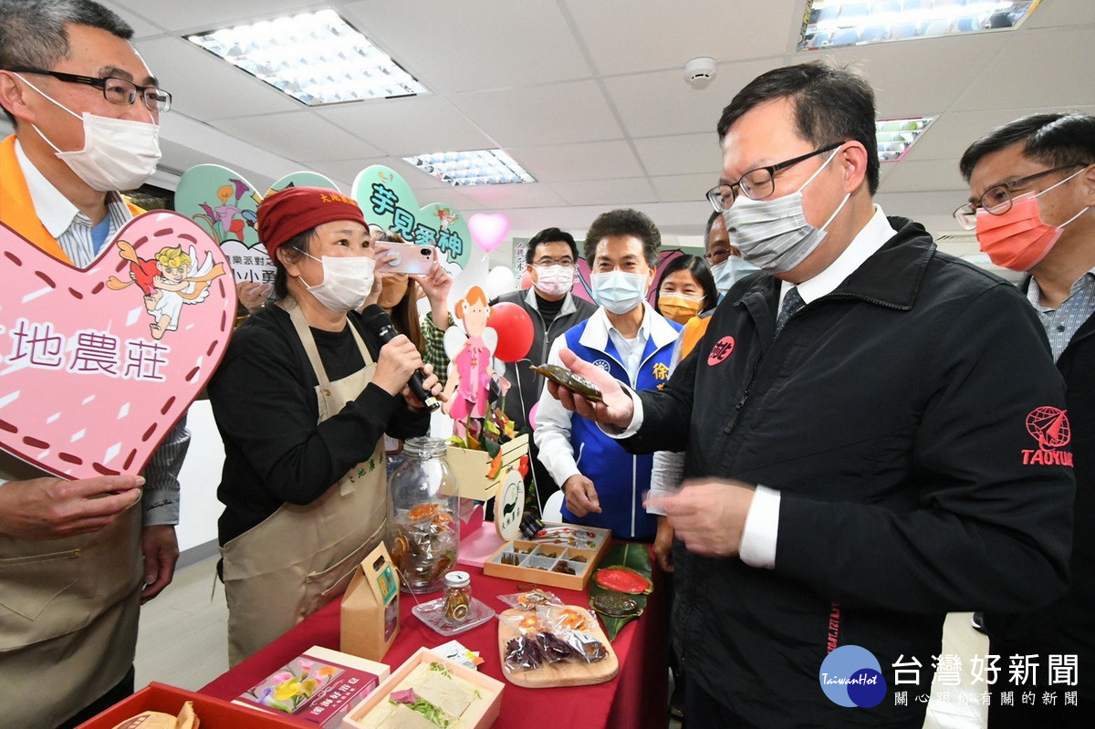 桃園市長鄭文燦於記者會中參觀各家農場所精心準備的農事產品。