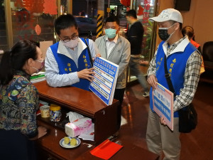 南投縣府加強到特定場所進行宣導防疫。（縣府提供）