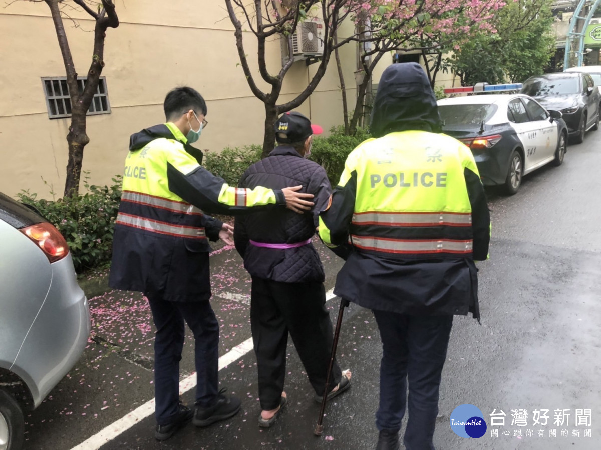 99歲老翁累癱路旁　警耐心傾聽協助返家 台灣好新聞 第2張