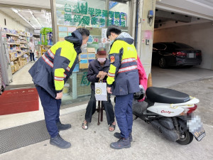 九旬老翁累癱路旁，壢警耐心傾聽協助返家