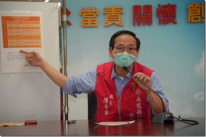 衛生局長陳南松說明確診者在南投公共場合出現。（縣府提供）