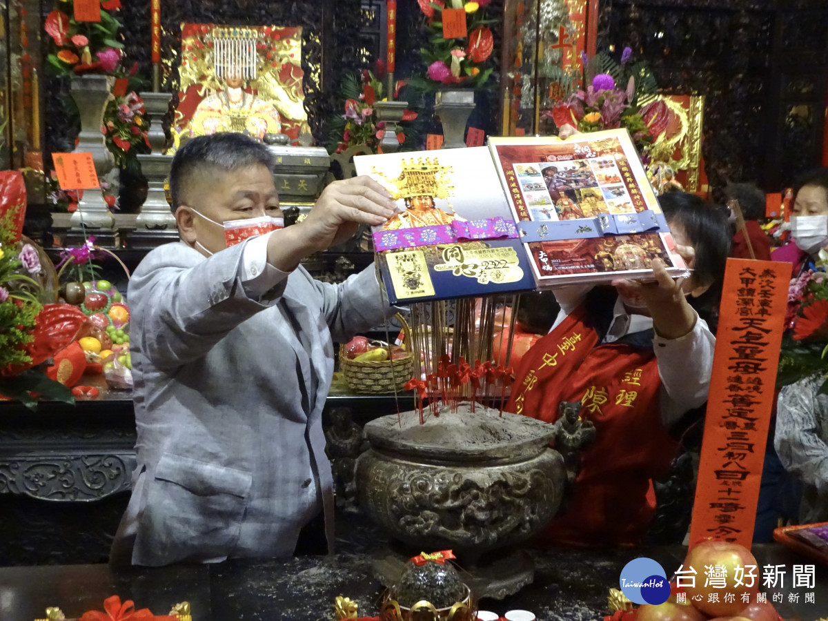 郵局推媽祖金箔立體郵冊　大甲鎮瀾宮祈福過火 台灣好新聞 第3張