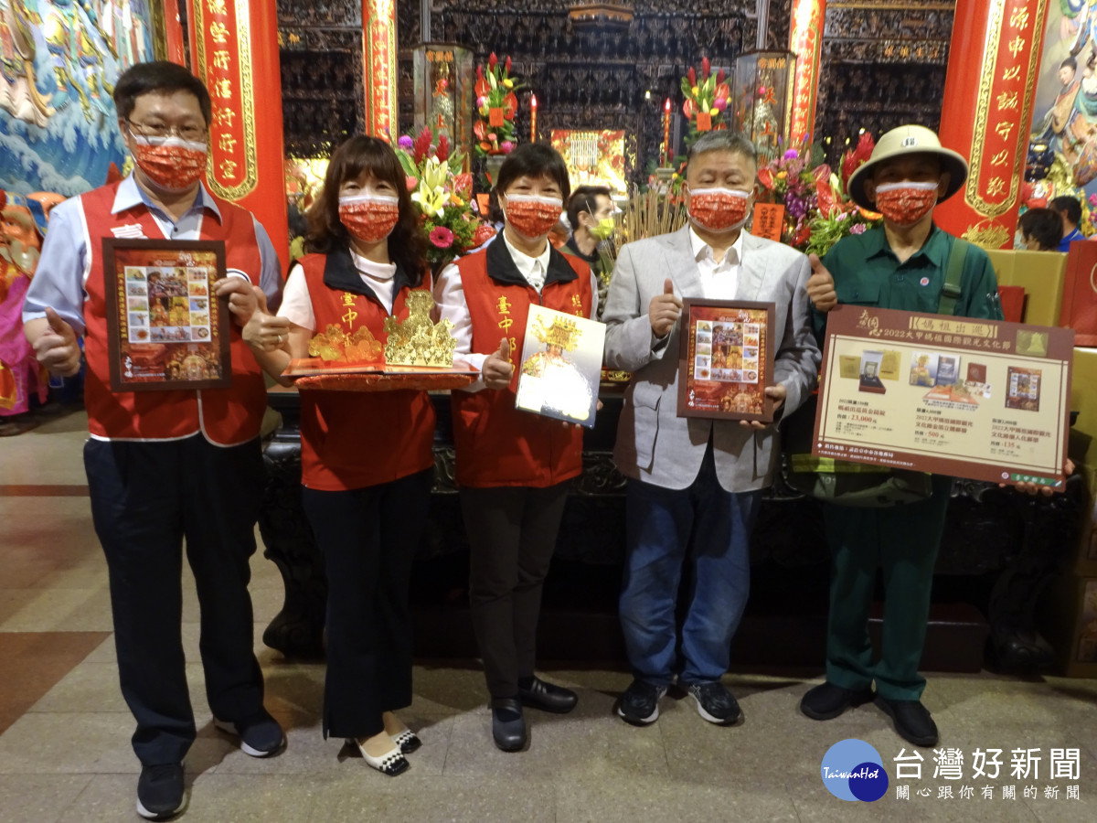 台中郵局限量發行4000冊媽祖金箔立體郵冊，今天在媽祖前過火，鎮瀾宮董事長顏清標等人祈福。