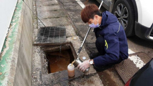 老街溪遭黃泥水污染，桃環局速逮違規業者依法告發處分