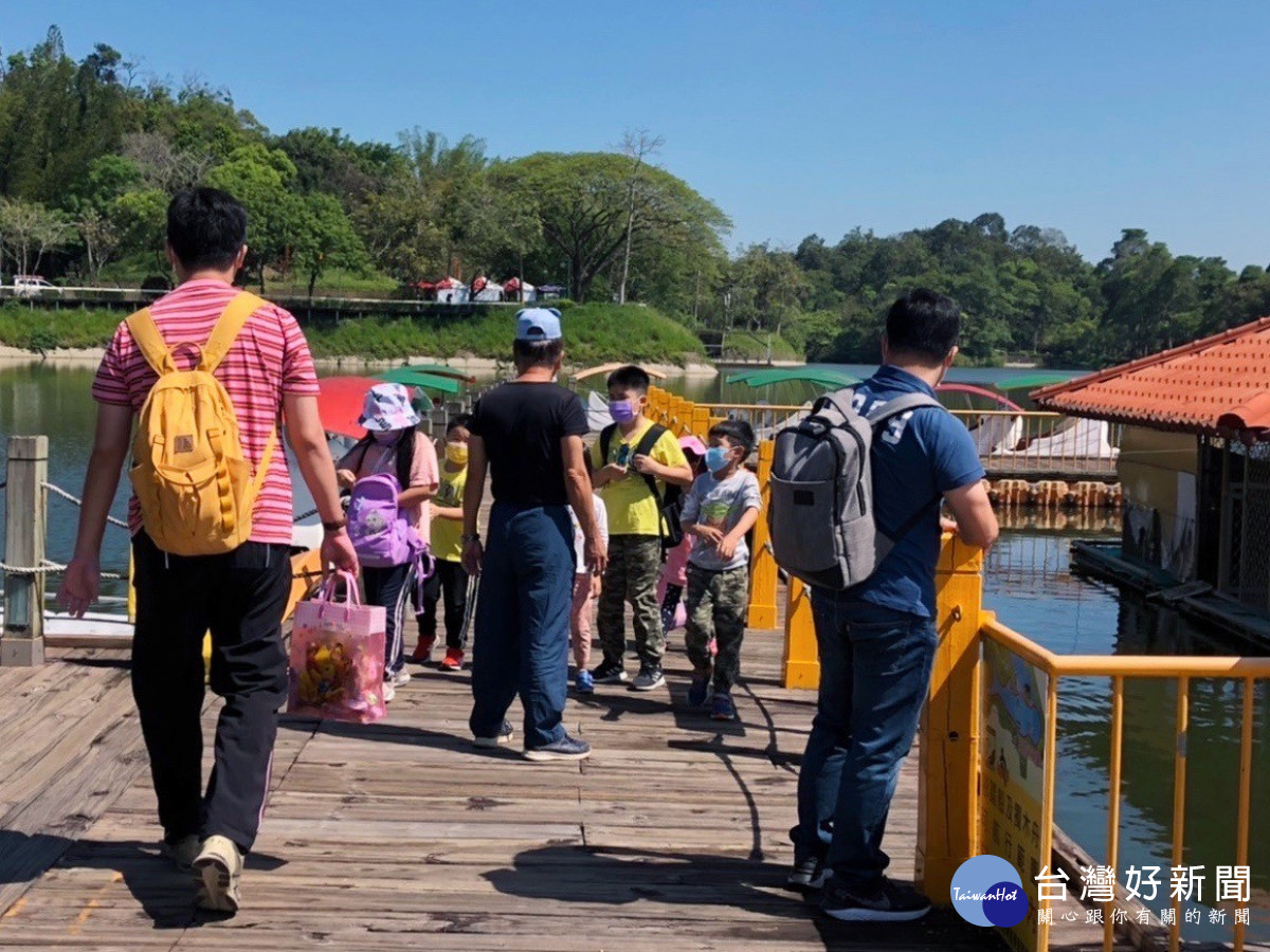 虎頭埤風景區水域遊憩受大小朋友歡迎。（南市府觀旅局提供）