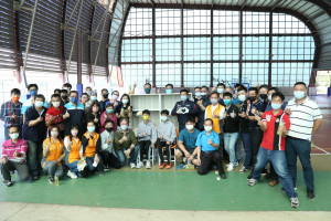 嘉義市家長協會理事長陳國慶在兒童節當日捐贈嘉義市弱勢學生144張愛心桌椅／嘉義市府提供