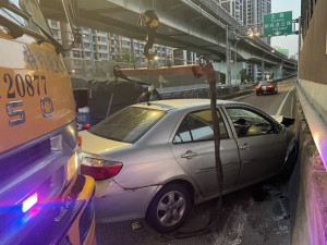 該車自撞護欄車頭毀損