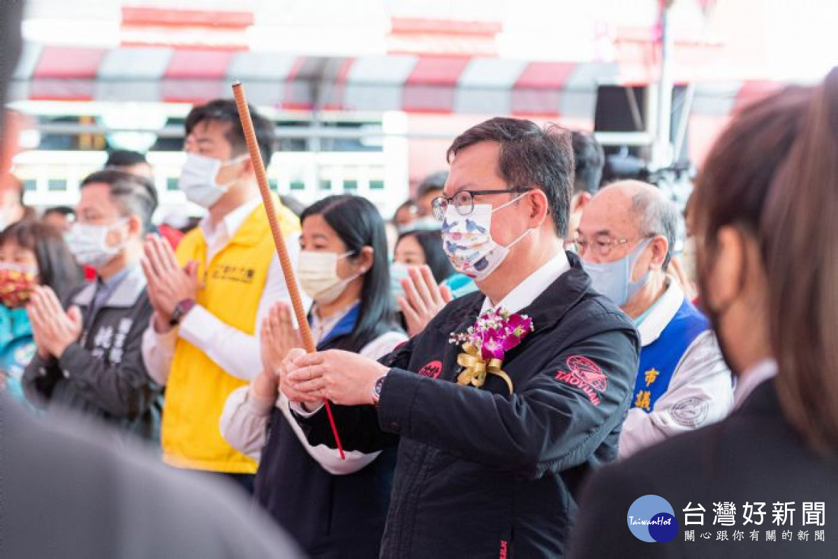 市長和與會來賓參香祈福，祈求工程順利