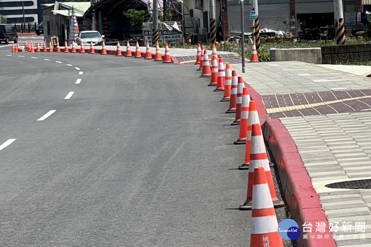 中壢區月桃路才完工啟用不久，沿途卻擺滿交通錐形成路障，桃園市議員謝美英要求交通局改善。