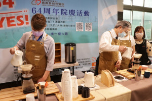 嘉義基督教醫院64周年院慶，創院院長戴德森醫師孫女戴愷如與院長手沖咖啡義賣，重溫創院之初的感動／嘉基提供