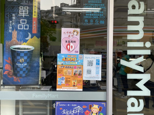 上百店家貼有大甲媽「友善廁所」標記，開放給香客上廁所。圖／彰化縣政府提供