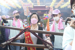 同安寮十二庄請媽祖繞境祈福，縣長王惠美恭迎聖駕。圖／彰化縣政府提供　