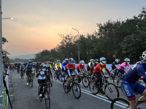 美利達2022彰化經典百Ｋ單車自我挑　5000多車友迎著晨曦浩蕩出發。圖／彰化縣政府提供