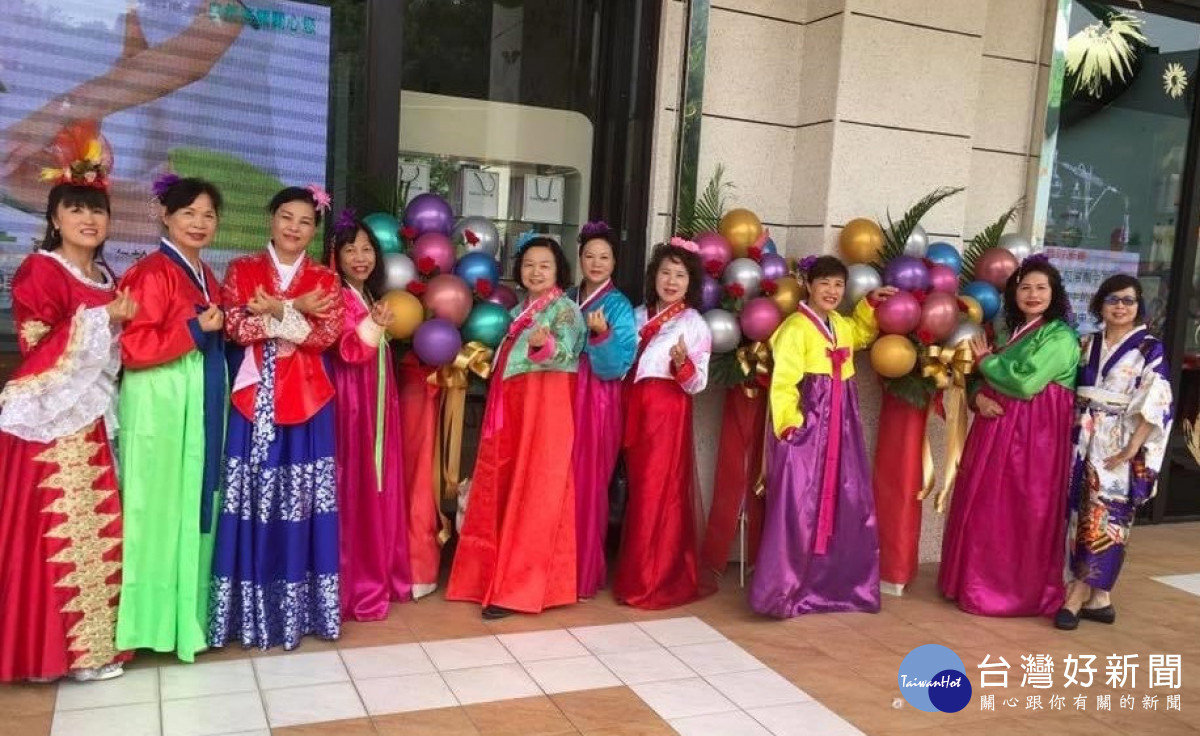 楊梅區「自然接觸保養品亮點體驗園」慶祝母親節，舉辦「慈善變裝歌唱比賽」<br />
