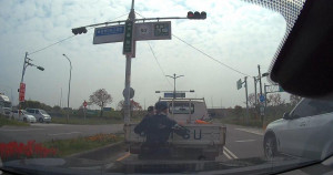 民眾車拋錨卡交流道路口，斗南警及時推車解圍／警方提供