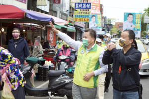 資深媒體人鍾年晃(右一)陪同民進黨桃園市議員擬參選人劉邦德(右二)，在第七選區(中壢區)掃街拜票。（圖／Tony Chen攝）