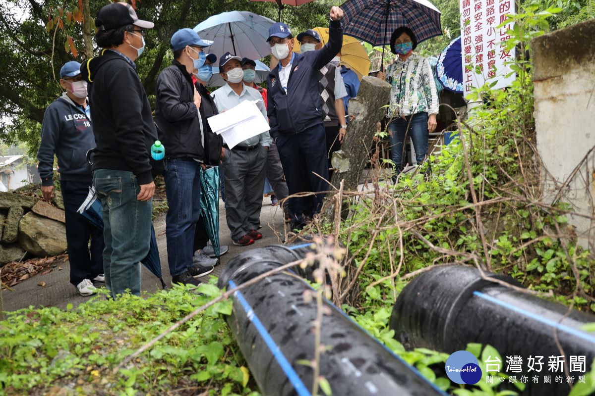 林縣長偕觀光處副處長林秀梅及觀光開發科會勘了東埔溫泉水源頭停車場新建的兩座溫泉蓄水池。