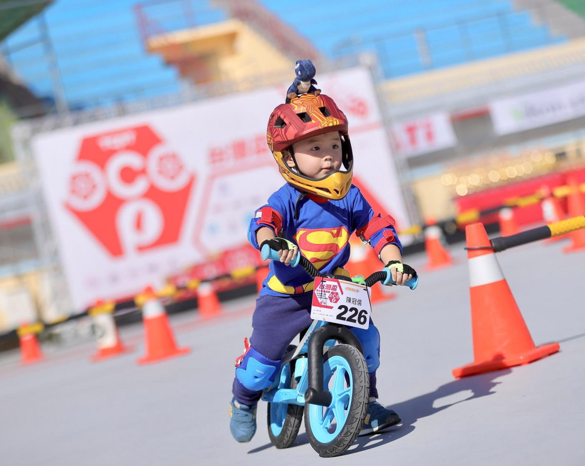 台中市府致力營造兒童友善運動環境，舉辦多種兒童運動賽事，如滑步車等。