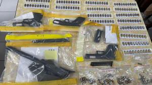 ▲犯罪成員檢肅到案，搜索查扣小型衝鋒槍1把、手槍3把、子彈204發。