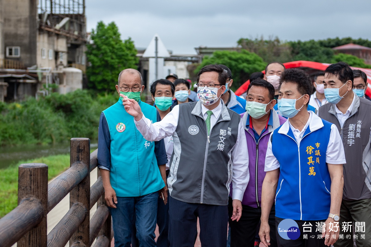 桃園市長鄭文燦視察「大園區洽溪自立社區綠廊步道改善工程」竣工情形。