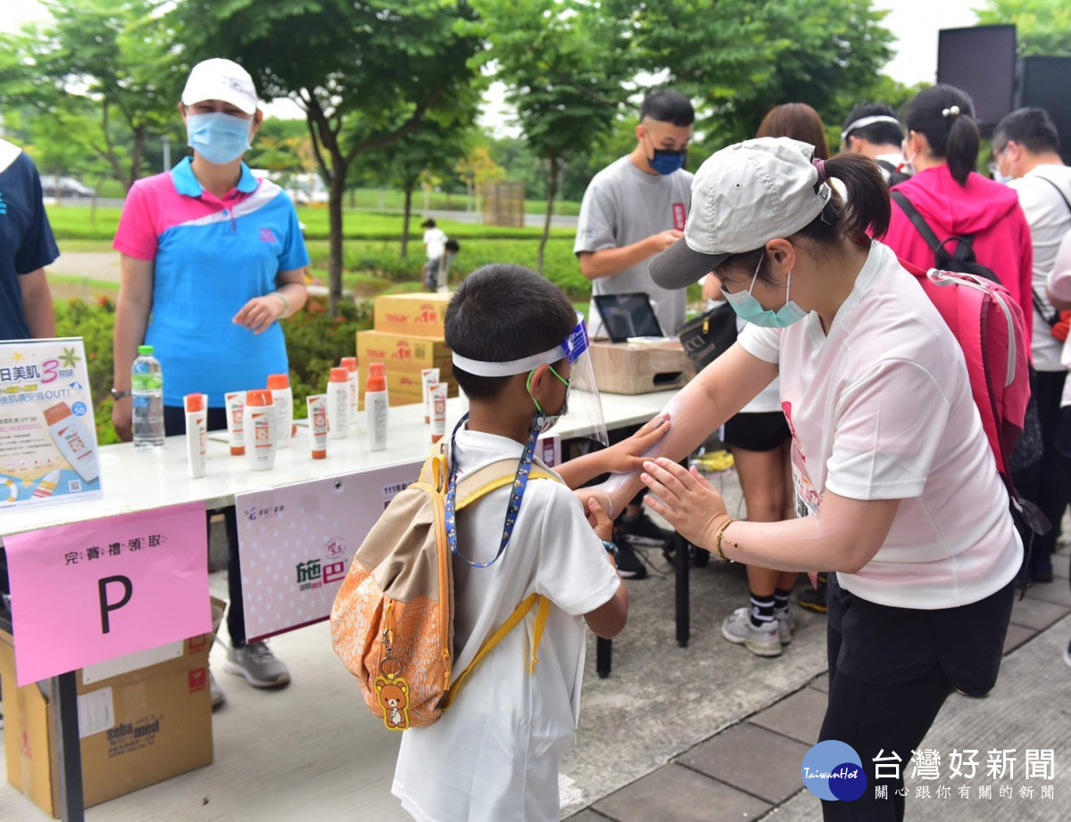 現場有小孩幫擦拭由母親施巴貼心贊助提供的防曬乳，畫面十分溫馨。圖／主辦單位提供