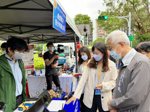 副市長李憲明在智駕車現場參觀同學們創意的設計。（記者陳華興攝）