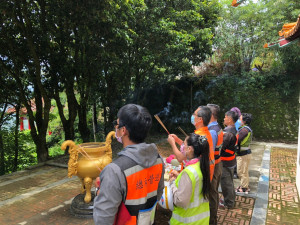 谷關工務段段長呂正安帶隊前往梨山饗堂祭拜開路先鋒。