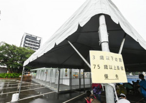 中路採檢站規劃3歲以下幼兒及75歲以上長者採檢的綠色通道。