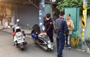 ▲男子邊騎車邊吃東西遭警攔下，在其身上搜出毒品。