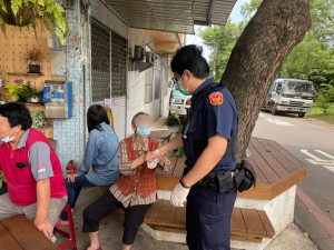 老婦人外出透氣迷途，警公園發現協助返家。