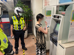 女子險遭假購物詐騙，警即時阻止保住血汗錢。