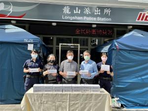 長期關心警消福利的旭泰建築，捐贈台北市萬華警分局500劑快篩劑，讓警方直呼感謝。（圖／旭泰建築提供）