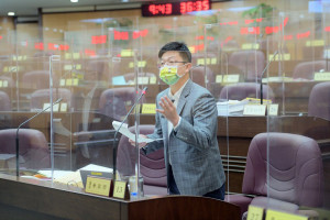 ▲正光花園新城內弱勢住戶無力搬出海砂屋，桃議員黃家齊：市府應協助安置。(圖/市議會提供)