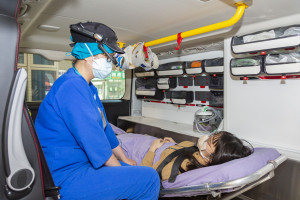 救護車上的護理人員在遇到傷患時，可以開啟穿戴裝置使用遠距APP，將救治傷患時的第一視角傳回童醫院急診室。