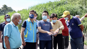 立法委員江啟臣(中)積極爭取白冷圳擴大灌溉服務。
