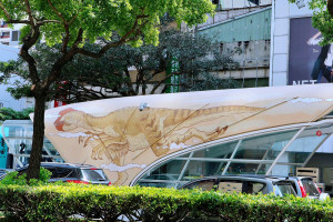 台中市政府邀請國立自然科學博物館參與認養，進行站體內外彩繪，打造特色候車亭。（圖／台中市政府提供）