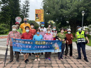 台中市東勢分局石岡分駐所宣導銀髮族清晨運動散步穿亮衣。