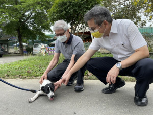 社團法人中華民國保護動物協會（APA）理事長李朝全偕同臺南市動物防疫保護處處長吳名彬參觀動物之家善化站。(南市動保處提供)