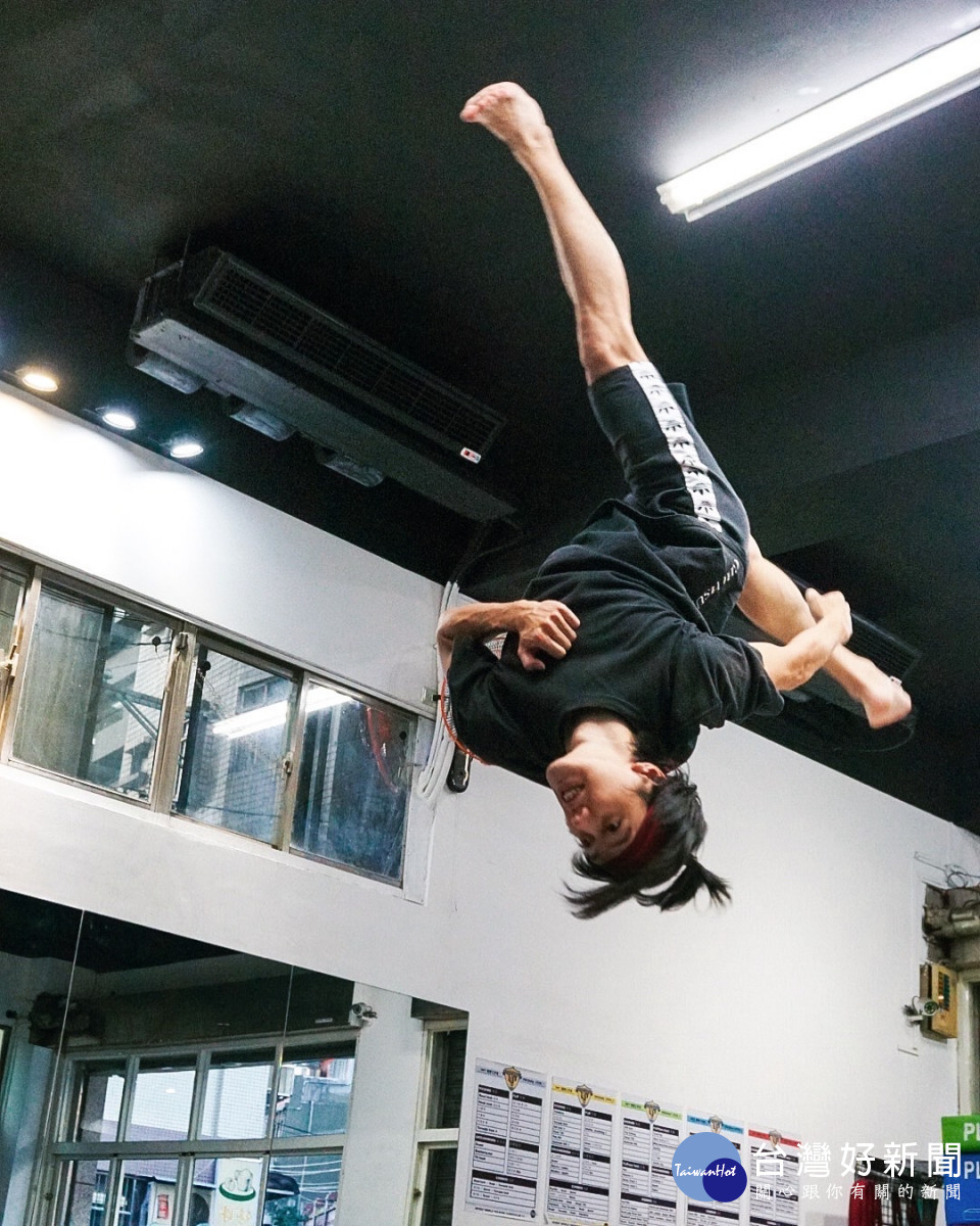 展望會自立青年吳奇軒堅持夢想　台灣首位Tricking運動教練「翻」出生命新高度