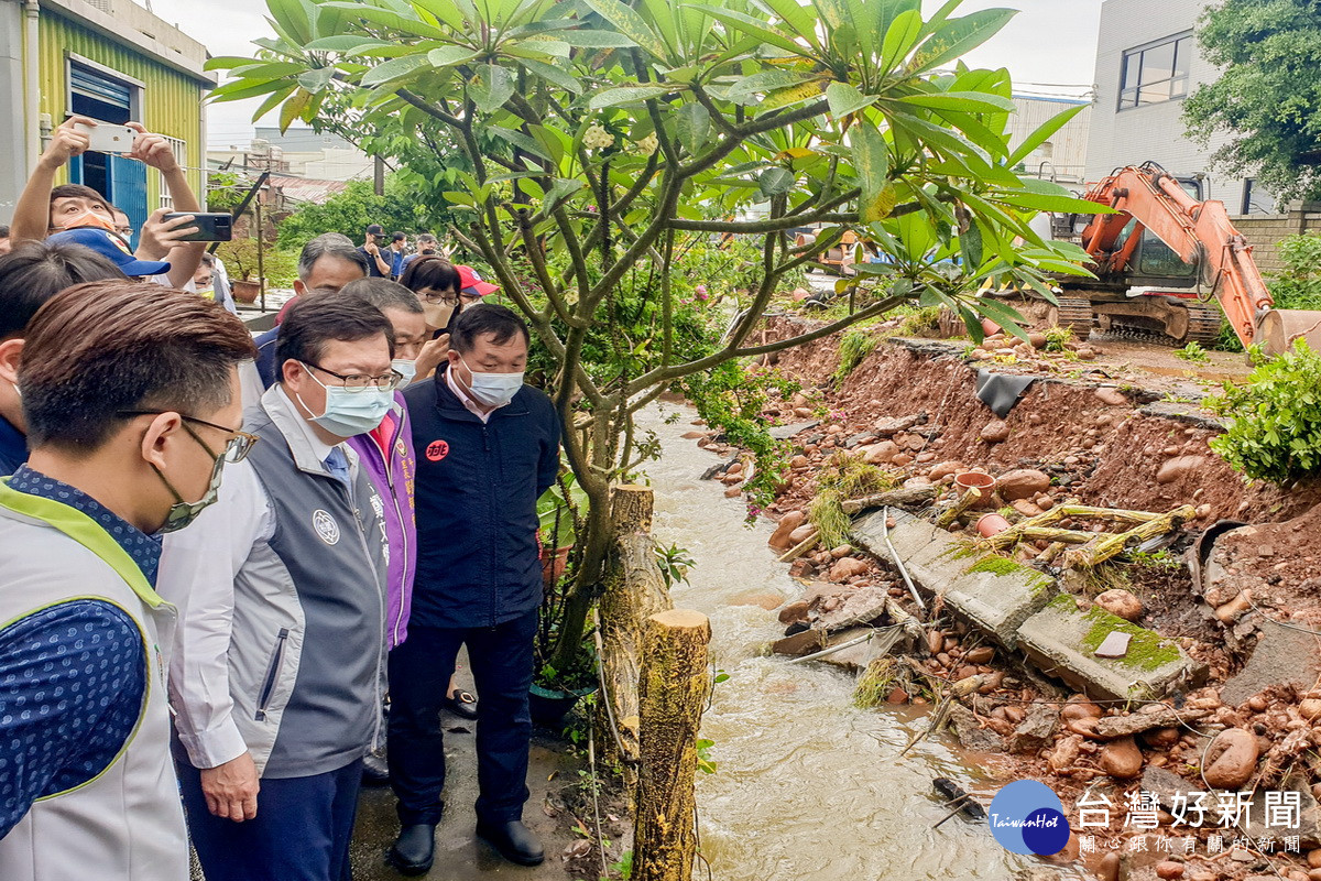 平鎮區民族路雙連一段199巷附近防汛道路坍塌，桃園市長鄭文燦前往現場視察災情。