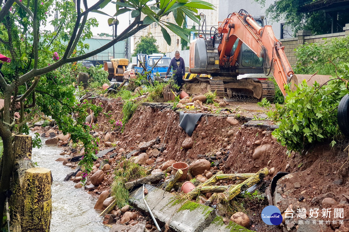 平鎮區民族路雙連一段199巷附近防汛道路發生坍塌，市府已封閉道路、實施交管。