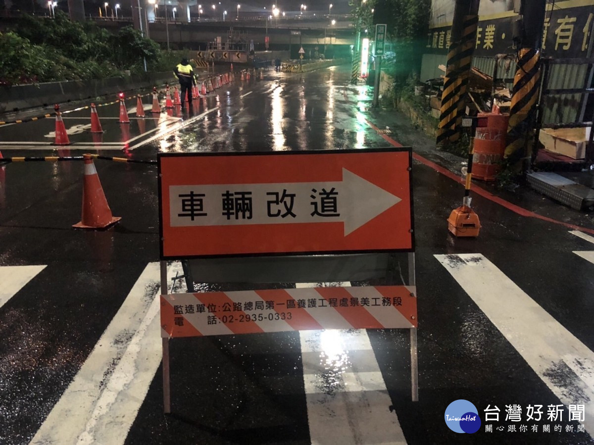 強降雨路面積水影響交通　板警清除排水孔堵塞障礙物 台灣好新聞 第2張