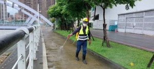 蘆竹區南崁溪自行車道大雨溢流魚屍，桃環局蘆竹公所迅速清理消毒。