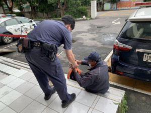 老翁舊疾復發沒錢就醫，大園暖警即時伸援手。