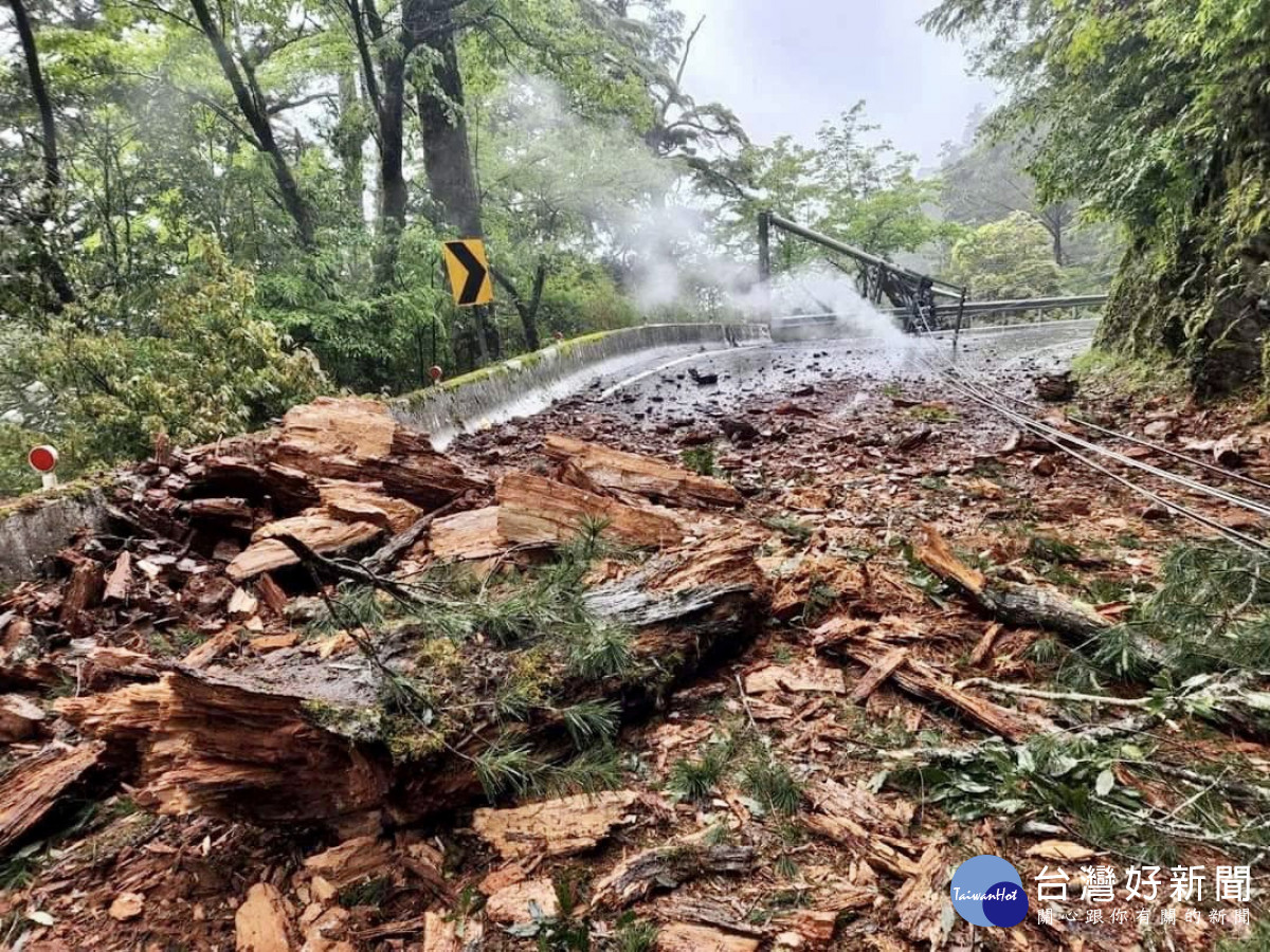 暴雨襲擊台中，致山城多處道路邊坡坍塌、樹木傾倒，落石阻斷交通。