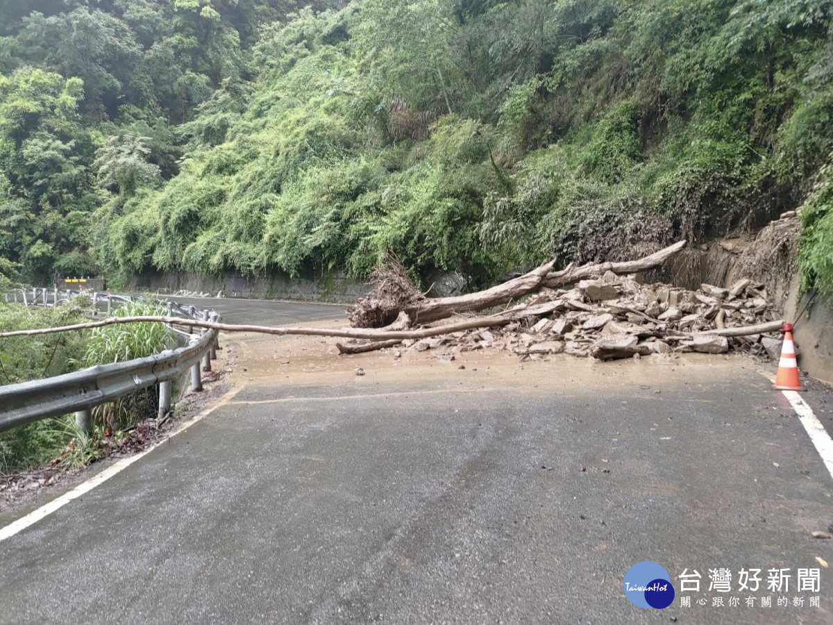 暴雨襲擊台中，致山城多處道路邊坡坍塌、樹木傾倒，落石阻斷交通。